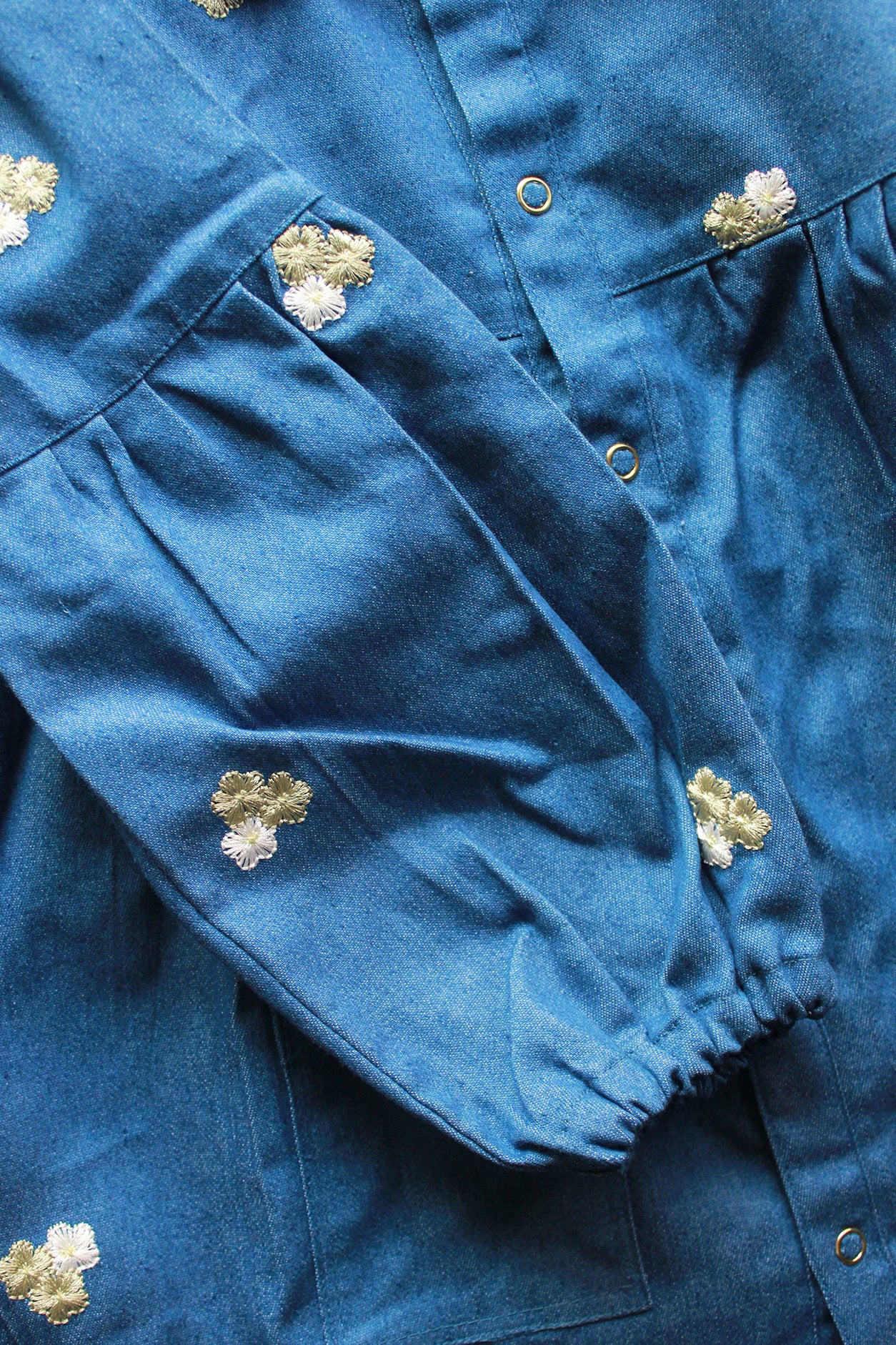 Blue fabric with floral MOTIFS on a close-up view